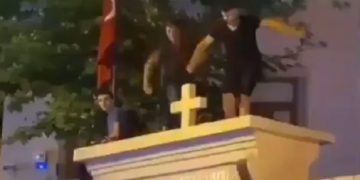 Ermeni Kilisesi’nin üzerinde tepindiler: Milletvekili Garo Paylan, yapanları ve yol verenleri kınadı