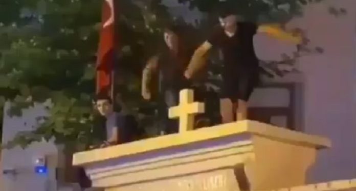 Ermeni Kilisesi’nin üzerinde tepindiler: Milletvekili Garo Paylan, yapanları ve yol verenleri kınadı