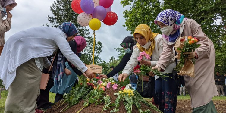 M.Ali Şengül Hoca’nın yanına defnedildi: KHK zulmüne uğrayan Nurefşan’ın Almanya’daki vedası