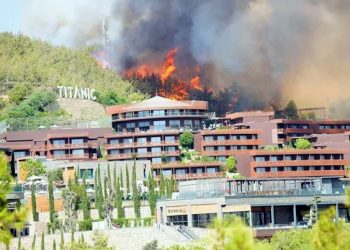 Bodrum’da alevler oteli sardı, yollar kapandı, denizde can pazarı yaşandı