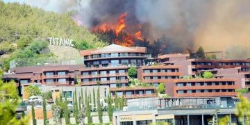Bodrum’da alevler oteli sardı, yollar kapandı, denizde can pazarı yaşandı