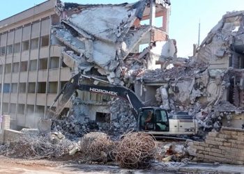 Harramiler hırsını alamadı: Samanyolu TV’nin el konulan binası dozerlerle yıkıldı