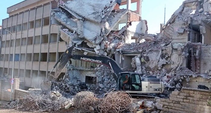 Harramiler hırsını alamadı: Samanyolu TV’nin el konulan binası dozerlerle yıkıldı