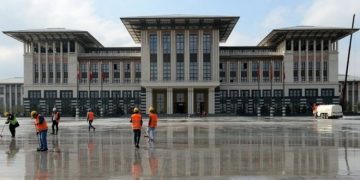 Saray’da cinsiyetçi müdahale ve mobing: Mahkeme, Genel Müdür Ağaoğlu’nun, Esra Sarı’ya yaklaşmamasına hükmetti