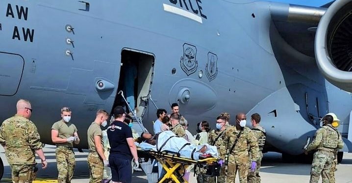 Afgan kadın Kabil’den havalanan tahliye uçağında doğum yaptı