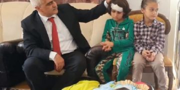 Gergerlioğlu’ndan ırkçı saldırıya uğrayan Suriyeli aileye ziyaret