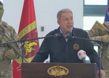 Hulusi Akar konuşurken arkasındaki bordo berelilerin şarjörleri toplandı