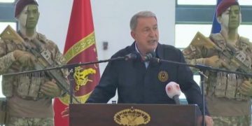 Hulusi Akar konuşurken arkasındaki bordo berelilerin şarjörleri toplandı