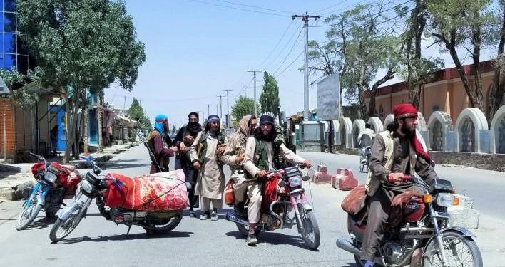 Cumhurbaşkanı Ghani, görevi bıraktı: Taliban Kabil’i kuşattı, kentten kaçışlar başladı