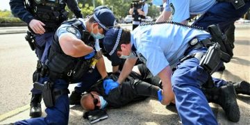 218 kişiye gözaltı: Melbourne’de  Covid-19 protestolarına polis müdahalesi