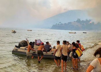 Alevler bölgeyi sardı, tahliye için çıkarma gemileri harekete geçti