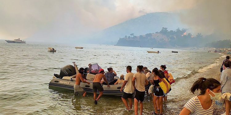 Alevler bölgeyi sardı, tahliye için çıkarma gemileri harekete geçti