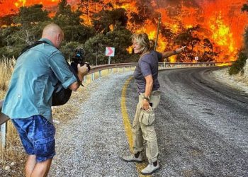 İngiliz Sky News muhabiri alevler arasında kaldı: Topluca hissedilen bir öfke ve çaresizlik hissi var