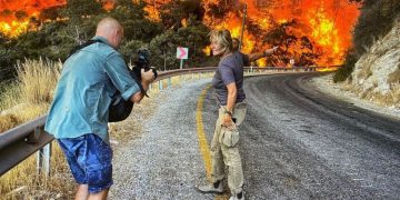 İngiliz Sky News muhabiri alevler arasında kaldı: Topluca hissedilen bir öfke ve çaresizlik hissi var