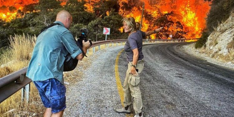 İngiliz Sky News muhabiri alevler arasında kaldı: Topluca hissedilen bir öfke ve çaresizlik hissi var