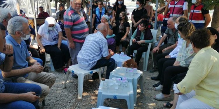 Cezaevinde bulunan Figen Yüksekdağ babasının cenaze törenine katıldı