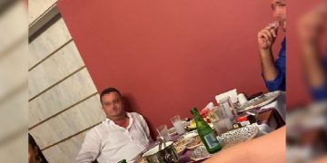 Davasına baktığı işadamıyla aynı masada görüntülenen hakim açığa alındı