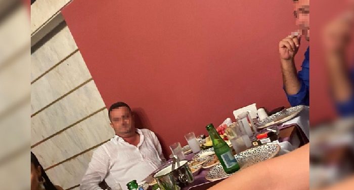 Davasına baktığı işadamıyla aynı masada görüntülenen hakim açığa alındı