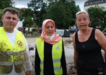 Türkiye’nin mağdurları nöbetleşe  yardım ediyor: Almanya’nın yaşadığı sel felaketi sonrası çamur taşımaya koştular