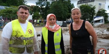Türkiye’nin mağdurları nöbetleşe  yardım ediyor: Almanya’nın yaşadığı sel felaketi sonrası çamur taşımaya koştular