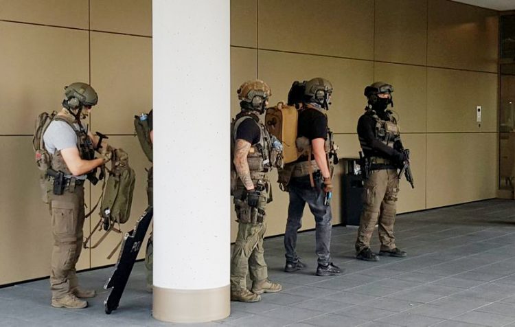 17.09.2021, Nordrhein-Westfalen, Düsseldorf: Einsatzkräfte der Polizei sind im Einsatz bei einem Düsseldorfer Hotel. Nach Angaben eines Sprechers vom Freitagabend wurde in einem Zimmer eine Schusswaffe gefunden, ein Mann sei festgenommen worden. Foto: Gerhard Berger/TheNewshunter/dpa +++ dpa-Bildfunk +++