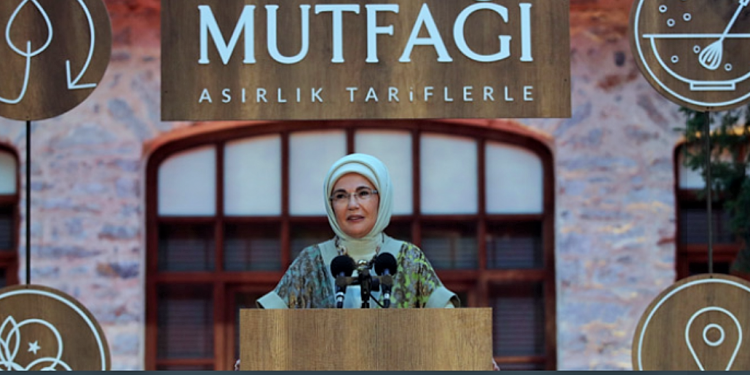 Emine Erdoğan’a suç duyurusu: Yemek kitabı için devletin kasasından 1 milyon lira harcadı