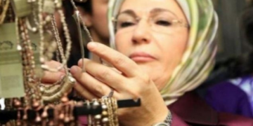 Emine Erdoğan, Afrika’daki açlığı 30 bin euroluk saatiyle anlattı