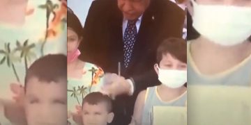 Erdoğan, kurdeleyi erken kesen çocuğun kafasına elinin tersiyle vurdu