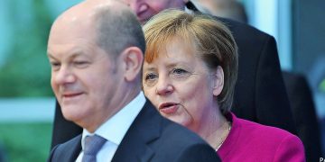 SPD burun farkı ile ipi göğüsledi: Scholz, seçimi önde bitirse de şansölyeliği garanti değil