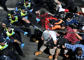 Avustralya’da karantina yasaklarını protesto eden göstericiler, polisle çatıştı: 267 gözaltı