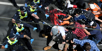 Avustralya’da karantina yasaklarını protesto eden göstericiler, polisle çatıştı: 267 gözaltı