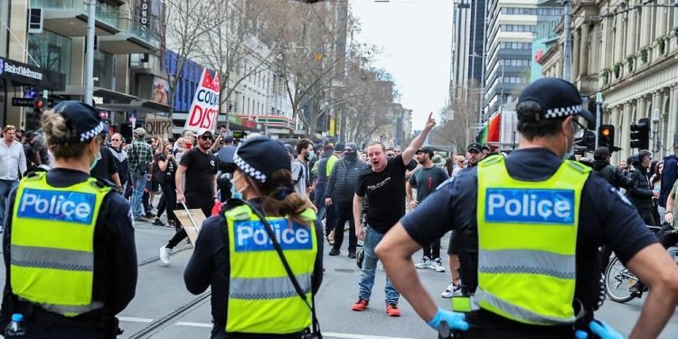 Avustralya’da karantina yasaklarını protesto eden göstericiler, polisle çatıştı: 267 gözaltı