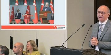 Profesör Lanotte, Turkey Tribunal’de işkencenin fotoğrafını gösterdi: Erdoğan rejiminin kaçırdığı Orhan İnandı