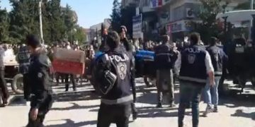 Vatandaşlar Vezirköprü’de AKP’li belediyeyi taşladı