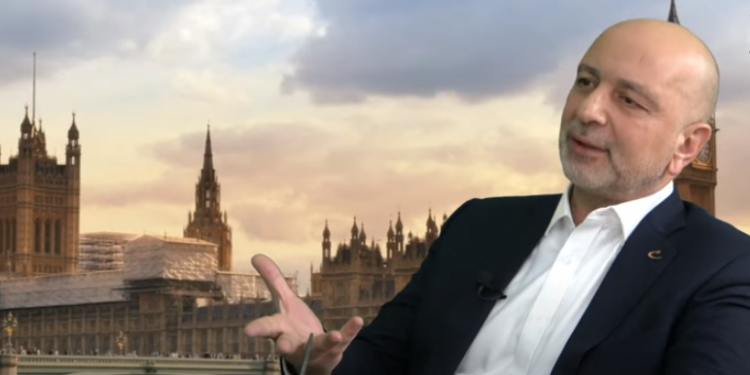 Akın İpek : Melih Gökçek, rüzgarın dönmesiyle 180 derece döndü , Cemaat düşmanı olduğunu göstermek için eziyet ediyor