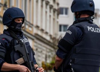 Almanya’da Türkiye’ye para kaçırdığından şüphe edilen 46 kişinin evi ve işyeri basıldı