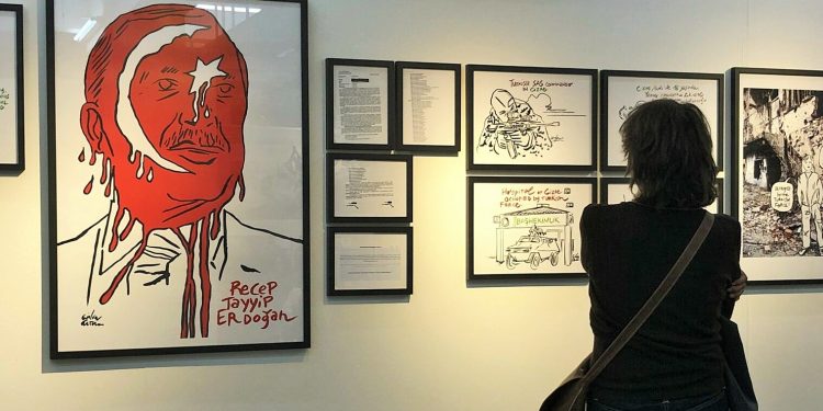 Türkiye’deki insan hakları ihlalleri “Kırık Omurga” sergisi ile Zürih’te sergilendi