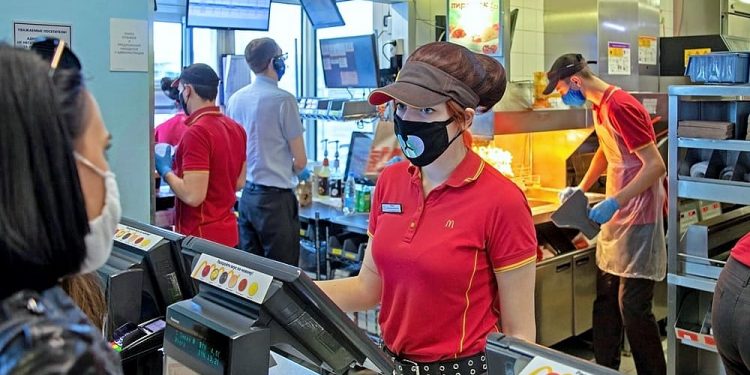 Woolworths, Aldi ve Coles, marketler zincirinden çalışanlarına aşı zorunluluğu