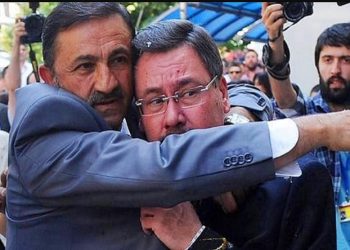 Cami Cemaati’nden Melih Gökçek’e tepki: Tüyü bitmedik yetimin hakkını yiyenlerle aynı safta namaz kılamayız