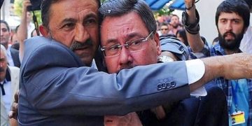 Cami Cemaati’nden Melih Gökçek’e tepki: Tüyü bitmedik yetimin hakkını yiyenlerle aynı safta namaz kılamayız