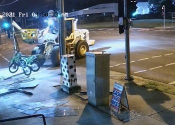 Film gibi soygun: Queensland  Eyaleti’nde iş makinesiyle hırsızlık kamerada