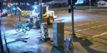 Film gibi soygun: Queensland  Eyaleti’nde iş makinesiyle hırsızlık kamerada