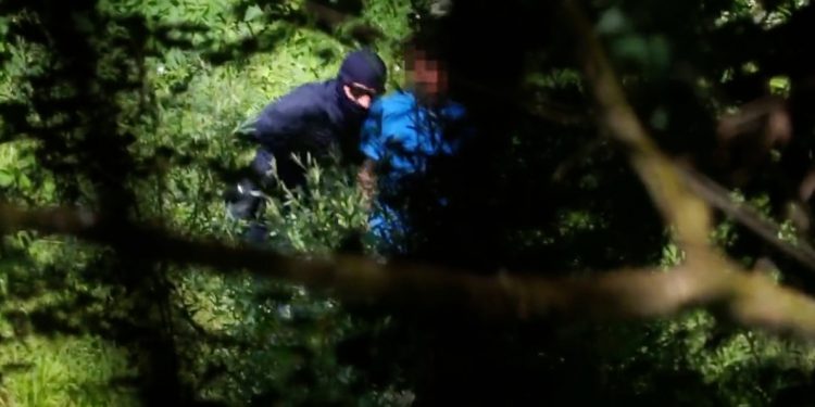 Sığınmacılara şiddet uygulayan maskeli kişiler AB polisleri