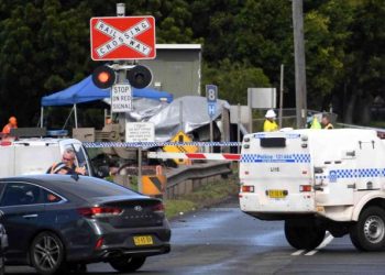Wollongong yakınında,  yolcu treni raylara terk edilen araca çarptı