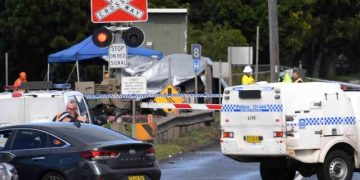 Wollongong yakınında,  yolcu treni raylara terk edilen araca çarptı