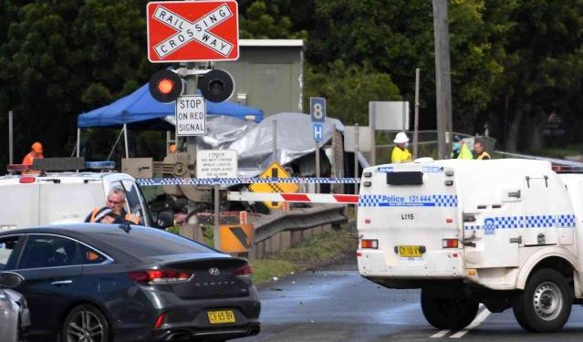 Wollongong yakınında,  yolcu treni raylara terk edilen araca çarptı