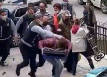 Vatandaşların gözü önünde: AKP’li Kağıthane Belediyesi zabıtaları meyve satan genci tekme tokat dövdü