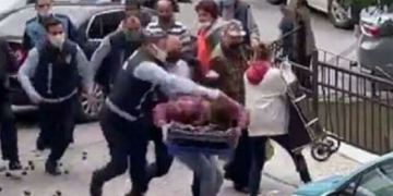 Vatandaşların gözü önünde: AKP’li Kağıthane Belediyesi zabıtaları meyve satan genci tekme tokat dövdü