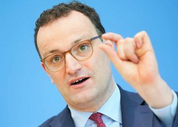 Alman Sağlık Bakanı uyardı: Yılın sonuna kadar herkes ya aşı olacak,  ya da ölecek