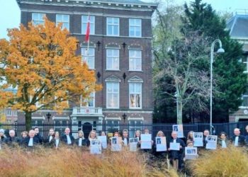 Amsterdam Barosu avukatlarından konsolosluğun önünde protesto: Meslektaşlarımızı derhal serbest bırakın